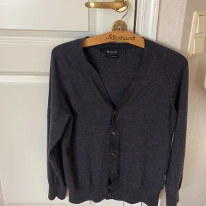 Stickad tröja  - Säljer min riktigt stilrena stickade tröja från Tiger of Sweden, tröjan är i utmärkt skick och har inga defekter. Den är i XL (barnstorlek) vilket motsvarar S och passar runt 170cm! Hör av er vid funderingar samt intresse!