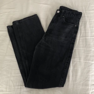 Weekday jeans - Svarta Weekdayjeans med hög midja. Ganska tight modell och ingen stretch. Har blivit blekta i tvätten. Storlek 26/32💋