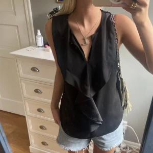 Svart blus  - Svart blus med volanger på🩶🩶🩶