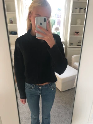 Stickad tröja - Jättefin och skön stickad tröja som går att ha till allt! Fråga om det är något💘 Priset är helt diskuterbart!