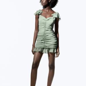 En jättefin grön draperad klänning med volangärm i strl S från Zara. Endast använd 1 gång. Säljs ej längre. Ordinarie pris 399kr. Skriv för mer detaljer. (lånad bild) 