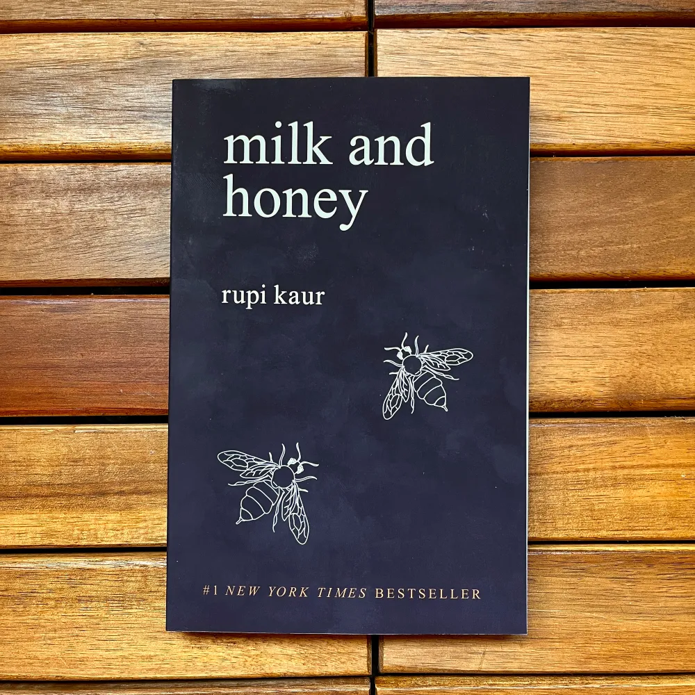 Rupi Kaurs bästsäljare milk and honey, en populär poesibok på tiktok . Övrigt.