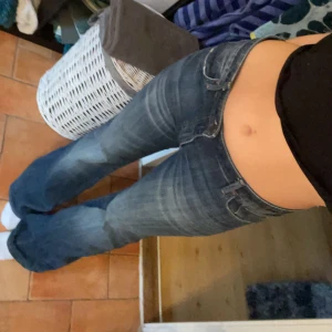 Lågmidjade jeans - Så sjukt fina lågmidjade jeans från crocker! Köpt second hand! Använd fåtal gånger!😍❣️ bra skick på jeansen! Jag är 167 och de går hela vägen ner på mig över fötterna! ❣️😁