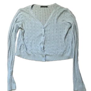 Ljusblp kofta från Brandy Melville!🌟 - Lite croppad modell med låna armar!💫 Skönt material💘