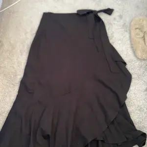 Säljer denna sviiin snygga långa omlott kjolen, köpt på Gina förra året men är för liten för mig nu. Passar till allt, nypris 599