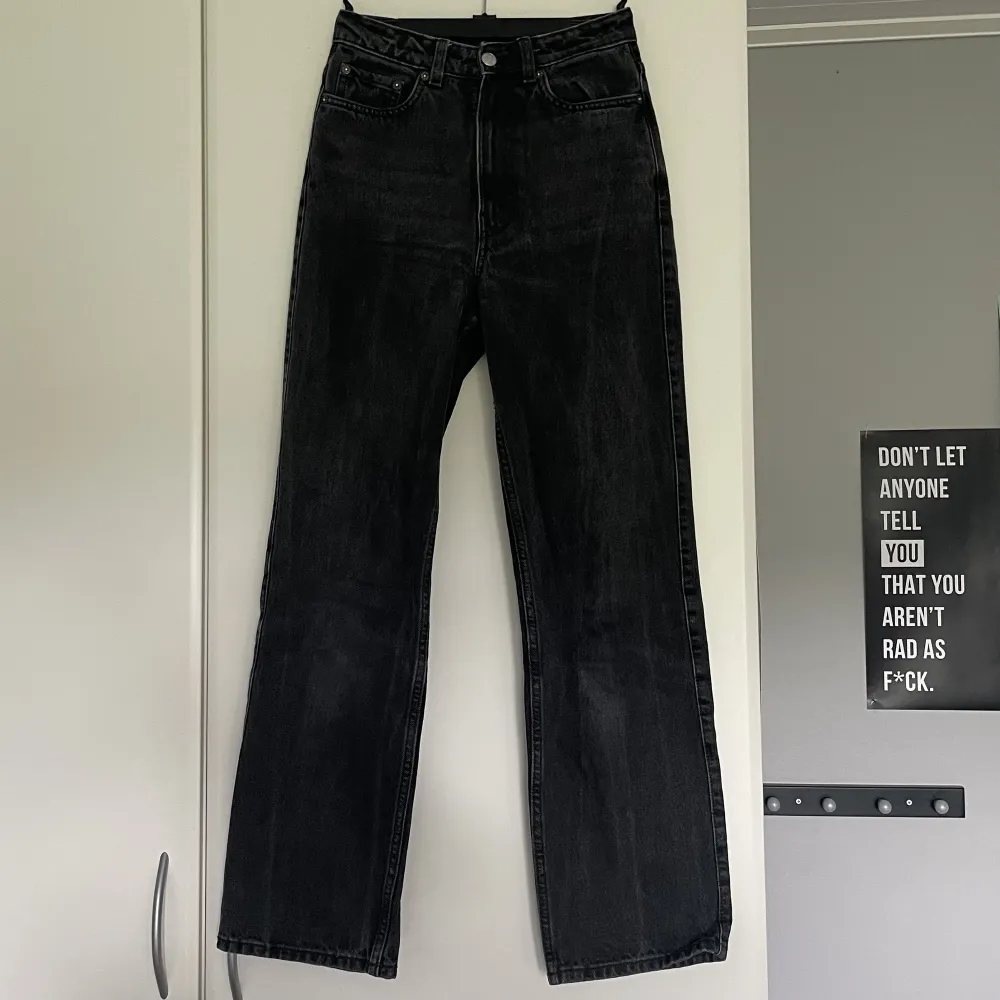 Ett par svarta jeans i storlek 25/30 från weekday. Modellen bär 28/34. De är i väldigt bra skick ✨Har en till bild (bakifrån på galge). Jeans & Byxor.