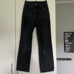Ett par svarta jeans i storlek 25/30 från weekday. Modellen bär 28/34. De är i väldigt bra skick ✨Har en till bild (bakifrån på galge)