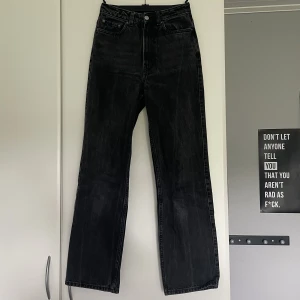Svarta jeans - Ett par svarta jeans i storlek 25/30 från weekday. Modellen bär 28/34. De är i väldigt bra skick ✨Har en till bild (bakifrån på galge)