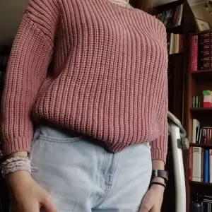 En rosa stickad tröja från Lindex. Den har ett band längst upp på ryggen, men på ena sidan håller bandet på att lossna, jag har gjort en dnabbfixnibg med en säkerhetsnål men det är lätt att sy fast den. Inte använt så mycket. 