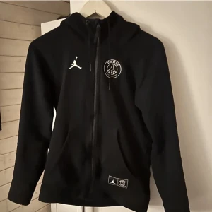 PSG tröja - Psg zip hopdie med jordan logan. Köpt för 1.230k. En rare modell som man inte hittar på sidor längre. 