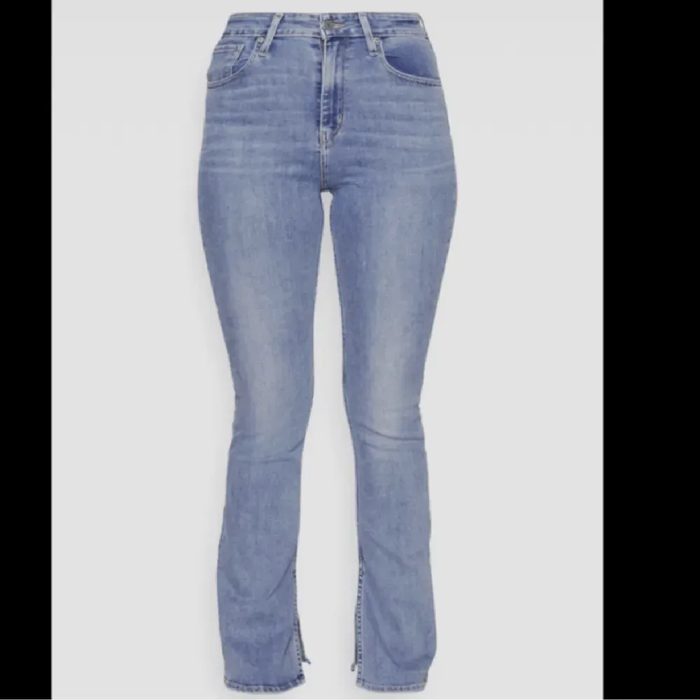 jeans med slits längst ner från zara!💕bra skick💕knappt använda💕midrise💕Säljer eftersom dem inte kommer till användning💕. Jeans & Byxor.