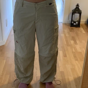 Cargopants - Snygga cargopants som enkelt kan göras till shorts genom dra av benen med dragkedja. Storlek 40 men passar många olika storlekar. Jag är 161cm lång.