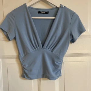 Blå topp  - Blå topp från bikbok, aldrig använd 