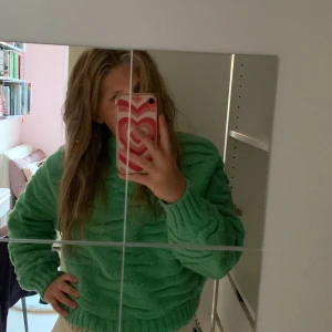 Tröja från zara  - Så stor och mysig tröja från Zara, inte använd särskilt mycket💚💚