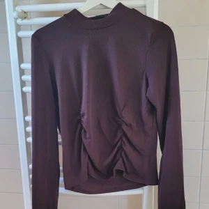 Brun långärmad tröja - Superfin tunn, brun, långärmad tröja med "räfflor" i fram. Sparsamt använd. Uppskattar storleken att vara s/m. 💕🫶