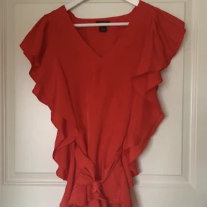 Blus - Röd blus. Storlek M.