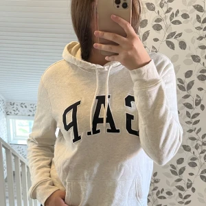 Gap hoodie - Gap hoodie köpt från GAP i usa, knappt använd! Fin beige/krämvit färg med marinblå text, skönt material. 