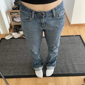 SUPERsnygga och sköna levis jeans köpta på beyond retro 💙de är midrise och bootcut. Uppvikta i benen på bilden. Står ingen storlek men gissar på 36/38. Köpare står för fraktkostnad 😚
