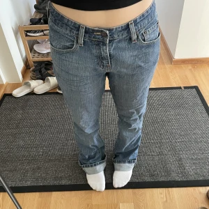 Levis jeans - SUPERsnygga och sköna levis jeans köpta på beyond retro 💙de är midrise och bootcut. Uppvikta i benen på bilden. Står ingen storlek men gissar på 36/38. Köpare står för fraktkostnad 😚