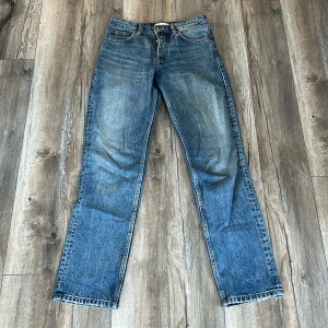 Blåa jeans från Zara - Superfina blåa jeans från Zara i bra skick! Köpta för 359kr. De är medelhöga i midjan och straight leg!! 
