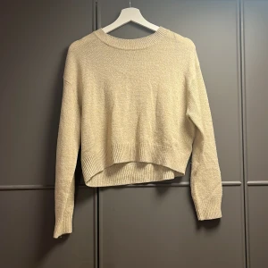 Stickad tröja  - Väldigt fin stickad tröja från hm. Den är använd men i bra skick! Beige och kortare fram men inte speciellt mycket.