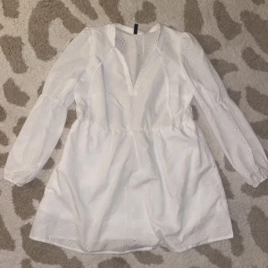 H&M broderad klänning  - H&M broderad klänning 