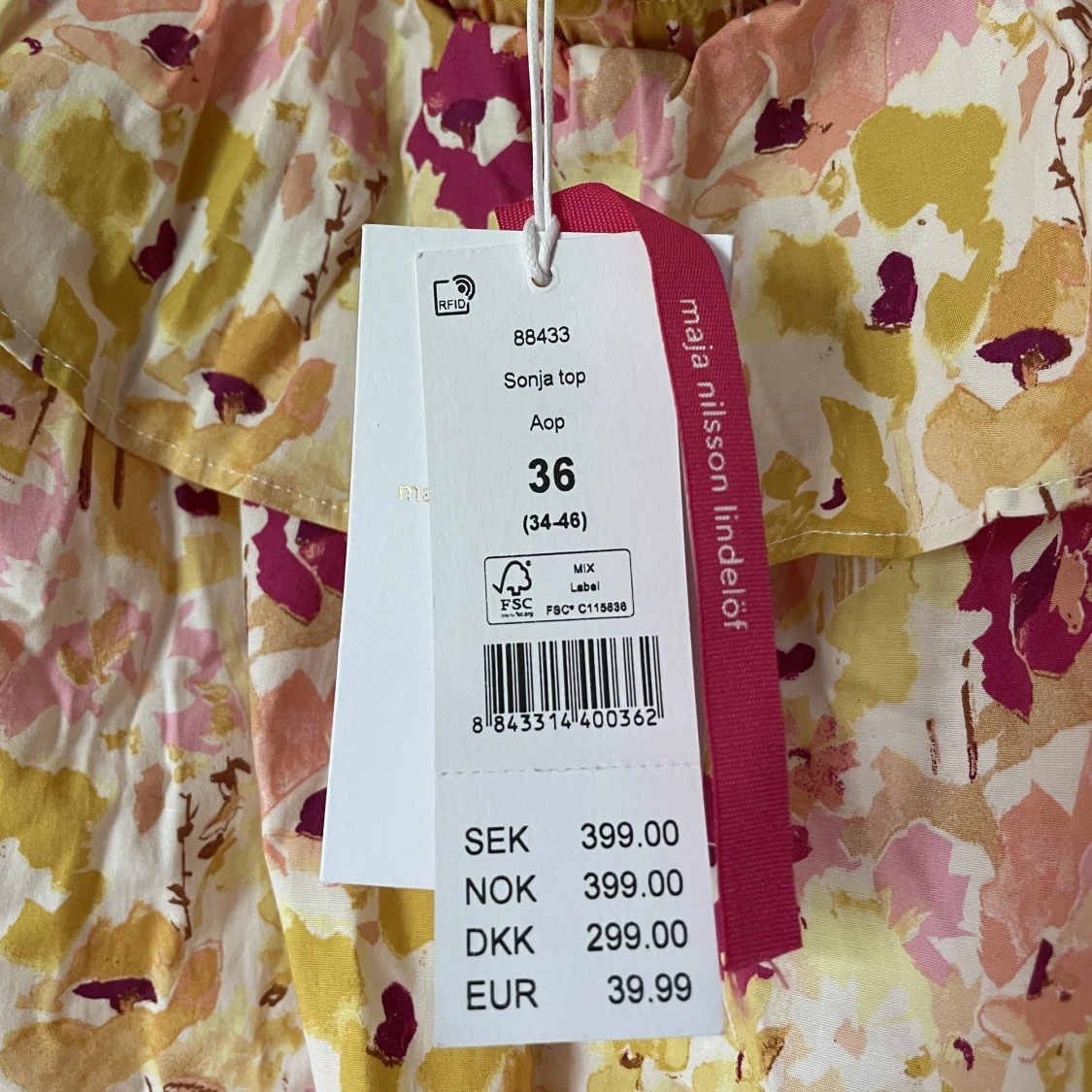 Blommig off shoulder blus - 90