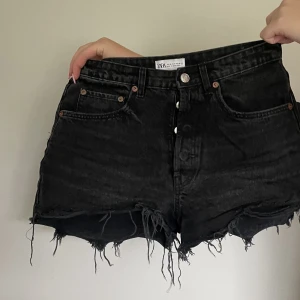 ZARA JEANS SHORTS - Fina jeansshorts! Fint skick, säljs pga för små för mig.   Kontakta vid frågor! 🖤