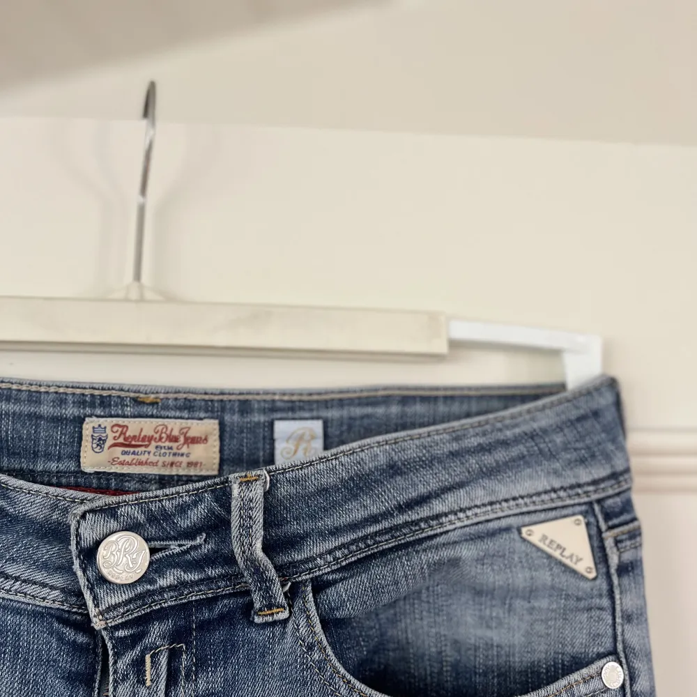 säljer dessa fina lågmidjade Replay jeans. Bra skick. Säljer för att de inte kommer till användning längre💕skriv för fler bilder . Jeans & Byxor.
