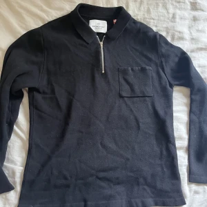 Svart kragtröja från Kronstadt  - Säljer snygg och fräsch kragtröja. Ny pris 799. Storlek M