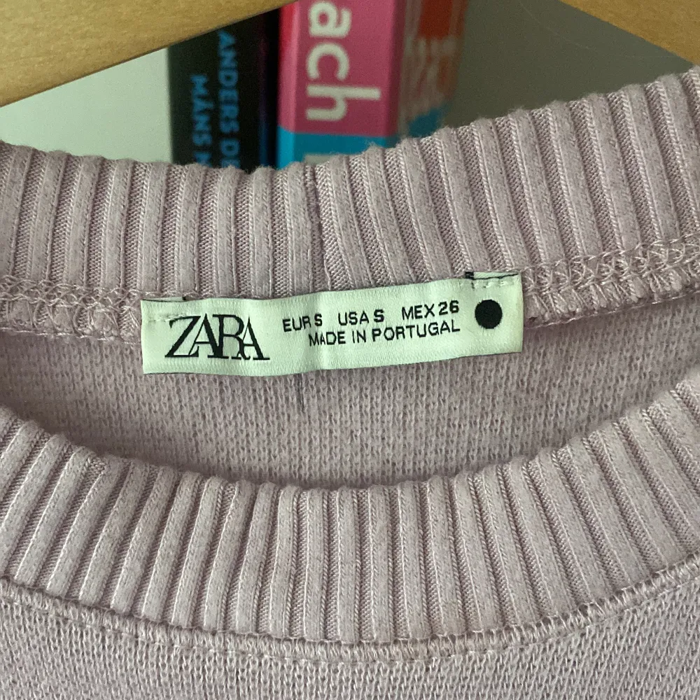 Superfin stickad topp från Zara, använd kanske 2 gånger så helt i nyskick🩷Storlek S, pris kan diskuteras!. Stickat.