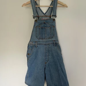 Vintage hängselbyxor  - Vintage hängselbyxor/hängselshorts 👖Svin coola men tyvärr för små för mig. De har ett litet hål på ena bakfickan men går lätt att laga! Kan mötas eller frakta för en liten peng 😇