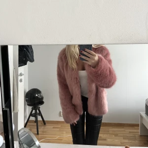 Pälsjacka - Fin rosa pälsjacka från Bershka