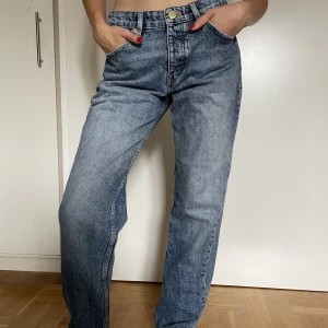 Jeans - Säljer dessa populära zara jeans då de är något för långa för mig. Köpta för ca 400 kr. Kontakta gärna om det uppstår några frågor?🩷🩷