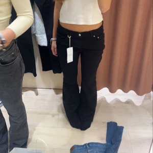 Svarta jeans  - Sälger mina jeans från Gina 💗helt nya, sälger dom för att jag har för mycket byxsor! 