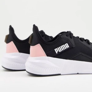 Puma sneakers - Säljer dessa puma-sneakers då dom var lite förlånga för mig då ligger mittemellan 38-39 i skostorlek. Har provgått dem under ett tillfälle, aldrig tränat i dem! - Bara att skriva för fler bilder!