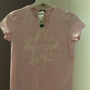 Tröja från Benetton - Säljer denna som jag köpte till min lillasyster utomlands, men som tyvärr inte passade henne. Men fick höra att den var skön att ha på sig. 