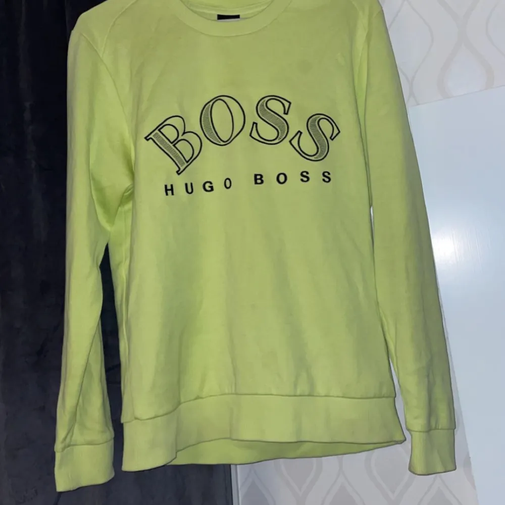 En sällsynt hugo boss tröja i färgen lime grön den är i väldigt bra skick. Storlek S. Hoodies.