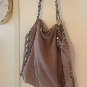 Stella McCartney väska - Äkta Stella McCartney väska💕 Köpt på Vestiare Collective för ungefär ett år sedan, säljer då den inte kommer till användning längre💕 Dustbag medföljer