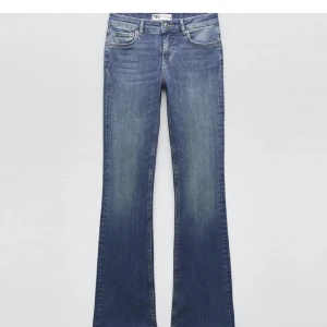Lågmidjade jeans - Säljer 2 st par lågmidjade jeans ifrån zara. Ett par i 32 och ett par i 34. Båda är oanvända men prislapparna är borttagna❤️(32 är sålda!!)
