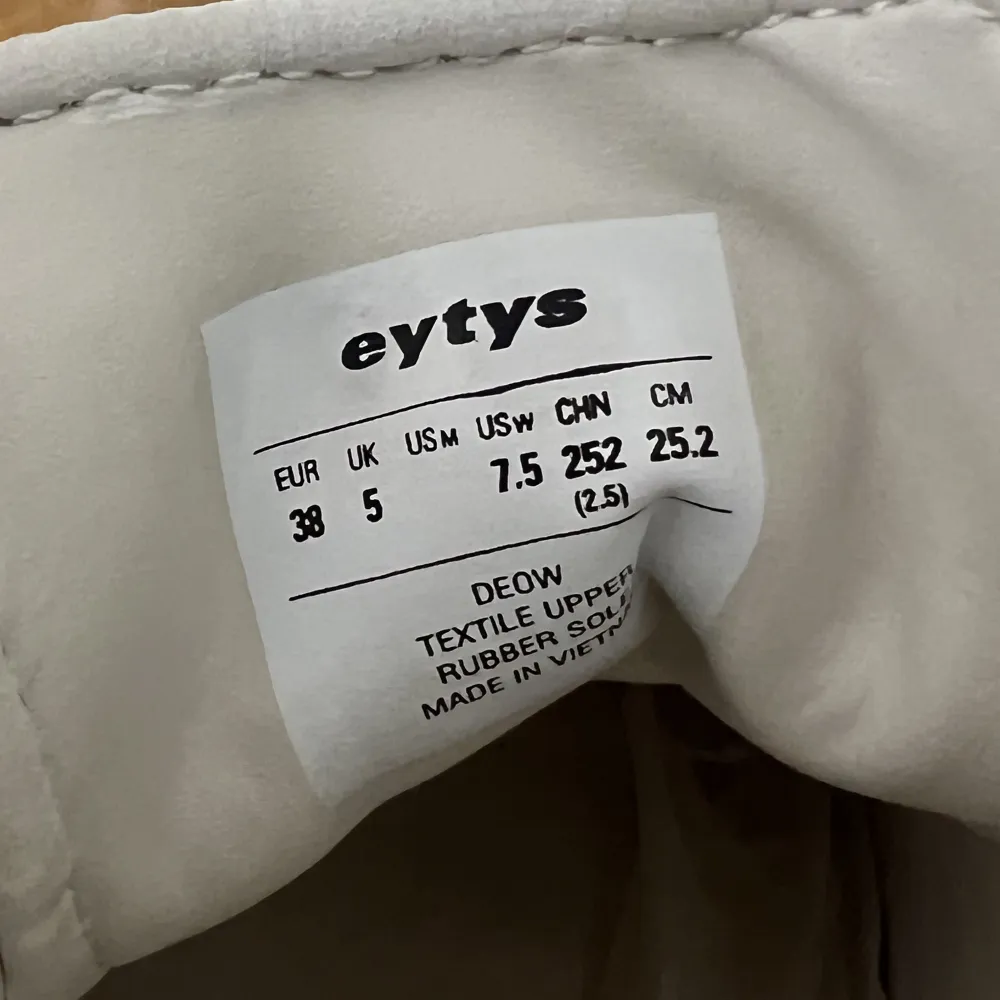 Säljer dessa Eytys, inköptes förra hösten och använt vid ett tillfälle.   Storlek 38, nyskick 🍀. Skor.