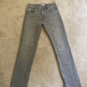 Jeans  - Gråa jeans från Zara med slits. Storlek 38. I mycket bra skick. 