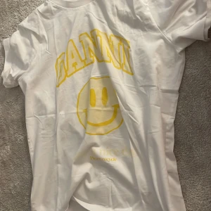 Ganni - Jätte snygg ganni tröja säljer den då är den inte kommer till användning ny pris Är jag inte säker på men den är I superbra skick💗