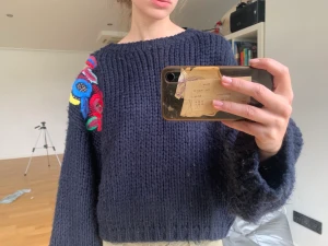 Marinblå tröcktröja - Mysigt tjocktröja med fint broderi på axeln.