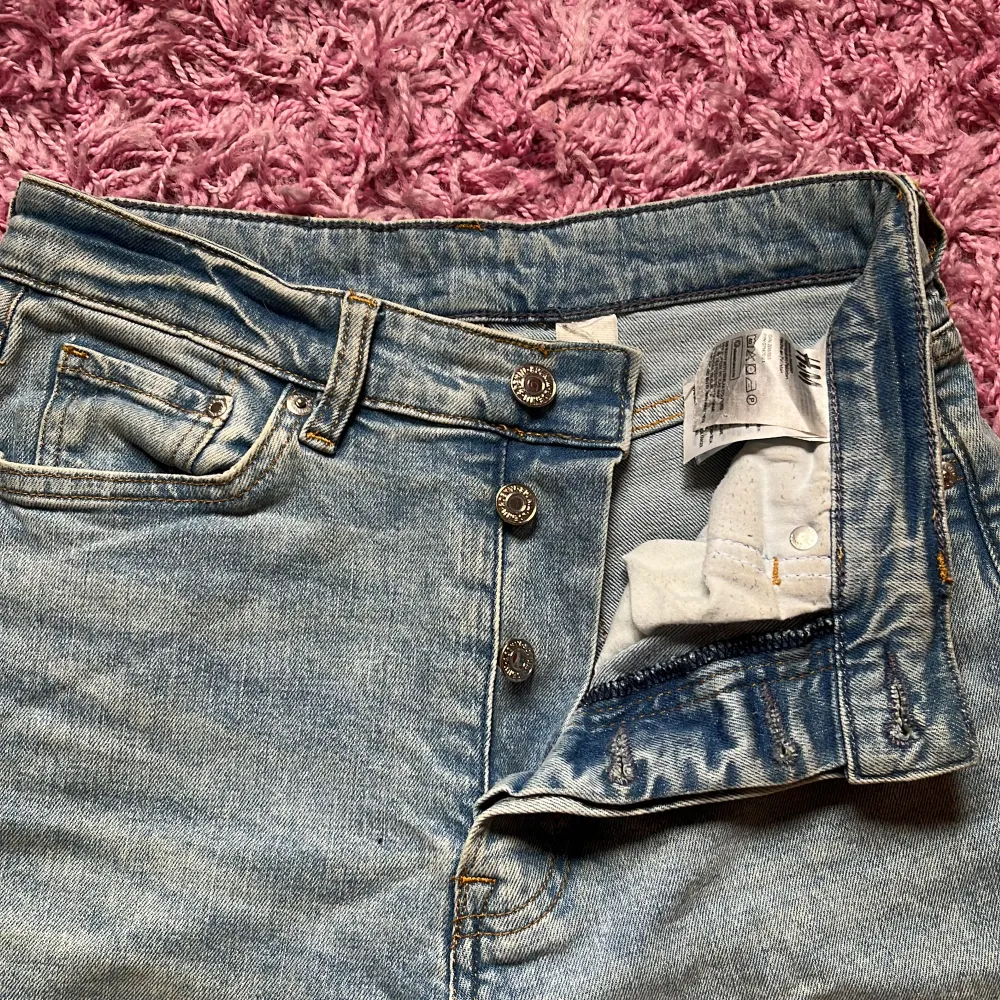 Det är high waisted mom jeans I ljusblå jeanstyg med knappgylf . Jeans & Byxor.