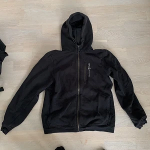 Sail racing zip hoodie 176 - Tröjan är fin och har haft den i några månader och har skött den bra.  Nypris är 1000
