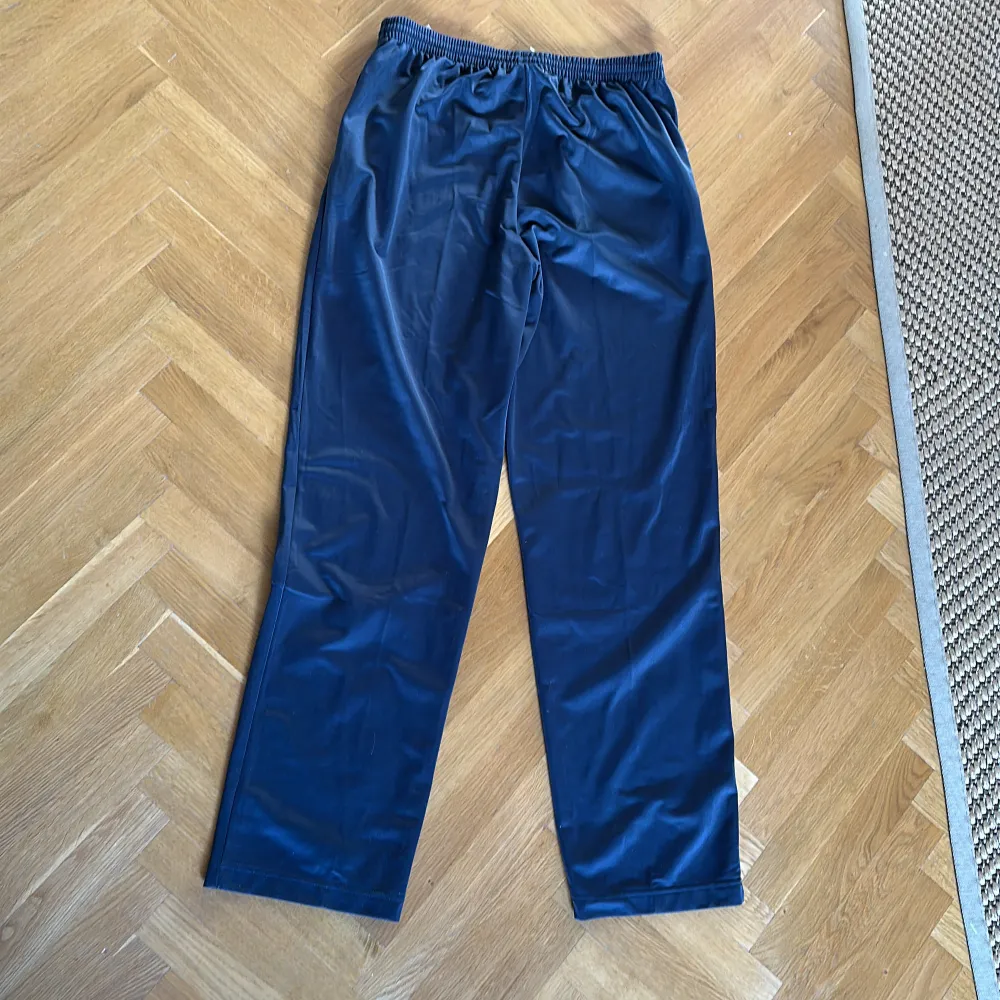 Bänger tracksuit i polyester. Storleken är xl men passar L. Är grå men ser blåare ut på bilden bara. Farkut & Housut.
