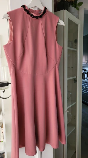 Klänning  - Puderrosa klänning från h&m! Mycket bra skick! Ställ gärna frågor om du har några funderingar 