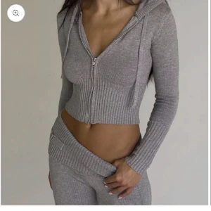 Mjukis set  - Sjukt snyggt set köpt här på plick. Byxorna är tyvärr aningen för korta på mig som e 174. Så gott som nya då både jag o förra ägaren endast testat<3