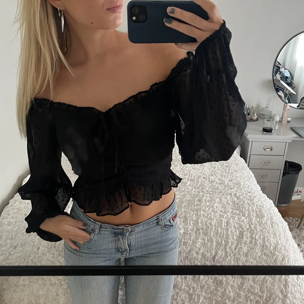 Sååå fin blus med dragsko som gör att man själv kan bestämma hur kort den ska sitta🥰Den går både att använda offshoulder och som vanligt! väldigt fint skick då den bara använts fåtal gånger! Fri frakt💗💕. Toppar.